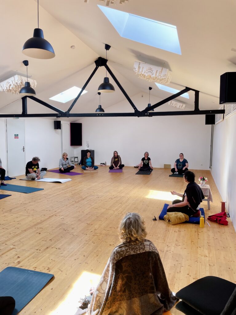 La salle du Studio Coqoon pendant une séance de méditation