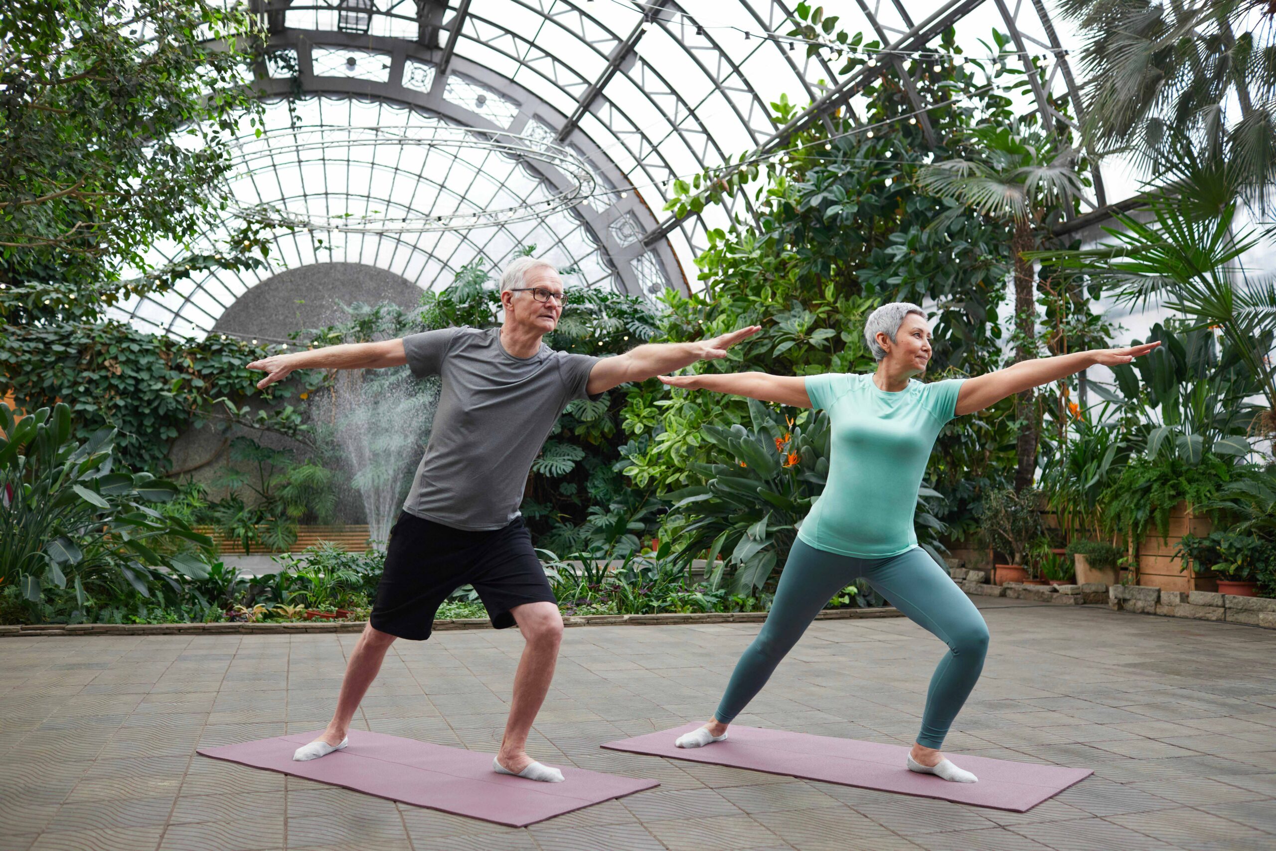 Couple faisant du Yoga